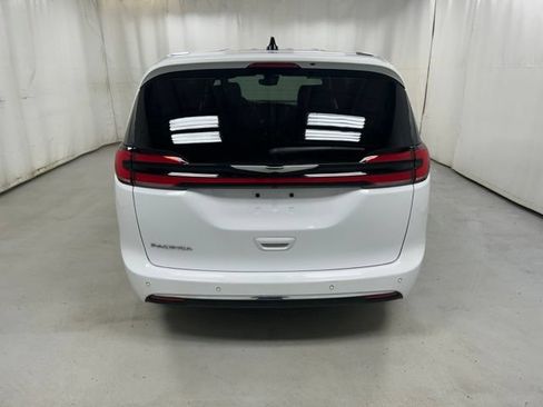 Used 2025 Chrysler Pacifica Select FWD image 6