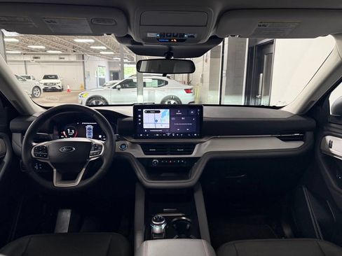 Used 2025 Ford Explorer Active w/ Active Comfort Package AWD/4WD image 8