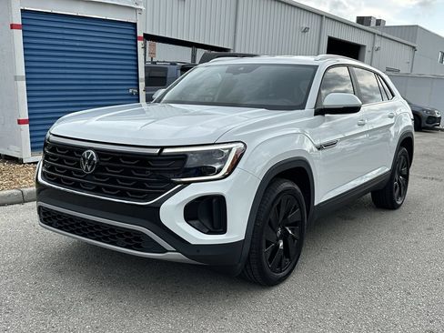 Used 2024 Volkswagen Atlas Cross Sport SE FWD image 2