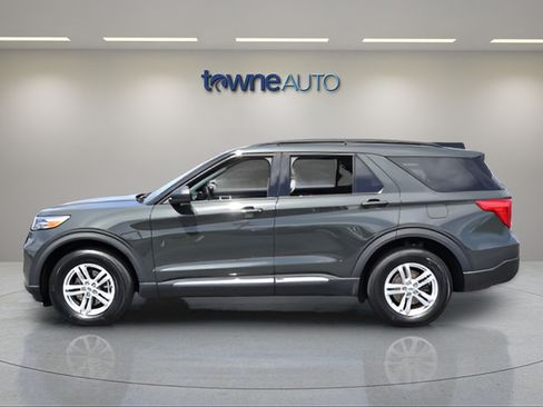 Used 2023 Ford Explorer XLT AWD/4WD image 3
