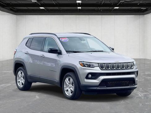Used 2022 Jeep Compass Latitude w/ Convenience Group AWD/4WD image 3
