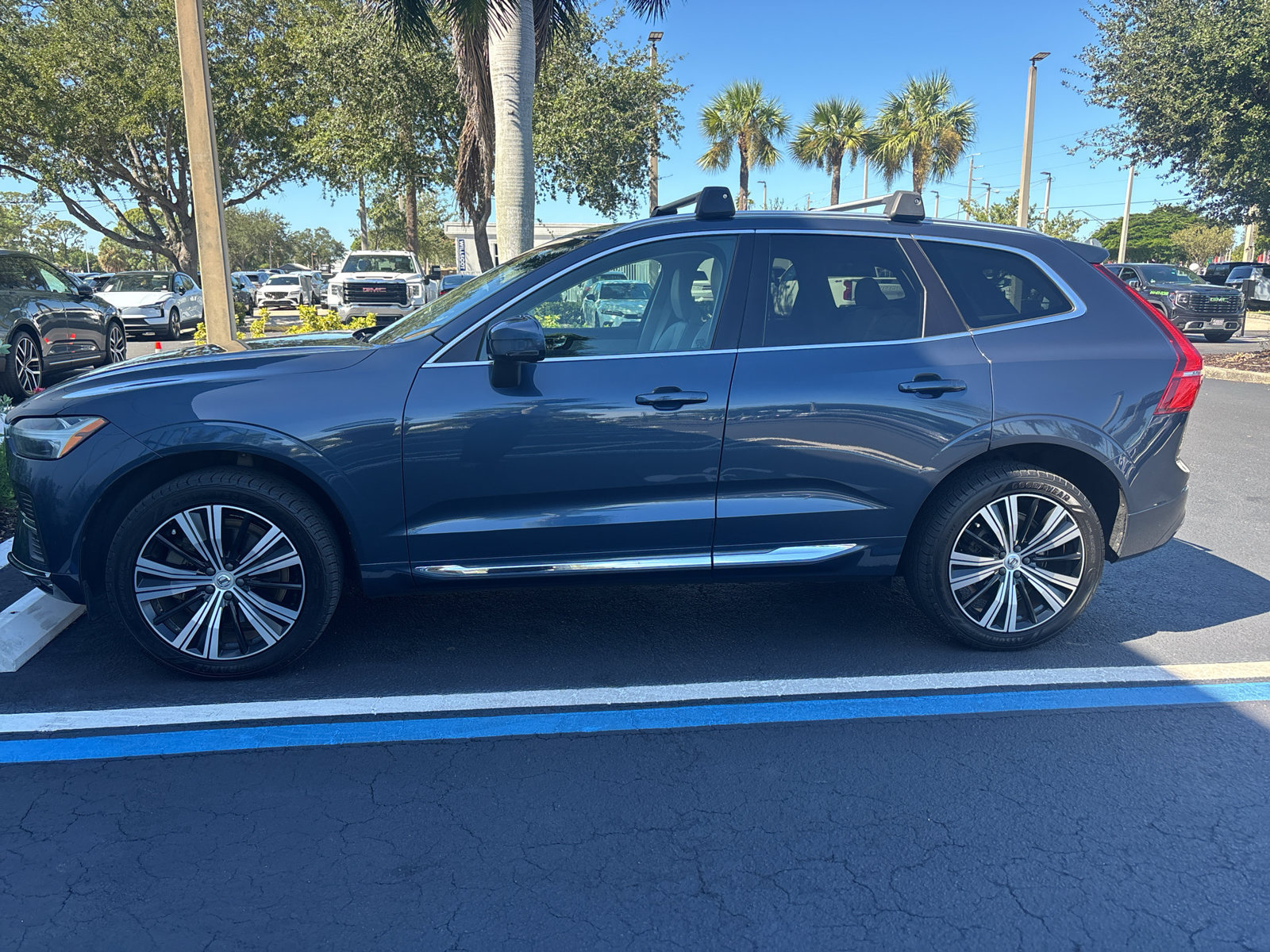 Used 2022 Volvo XC60 B6 Inscription w/ Protection Package Premier AWD/4WD image 2