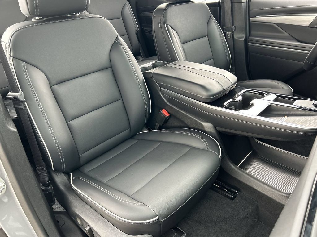 Used 2025 Buick Enclave Preferred w/ Power Package FWD image 28