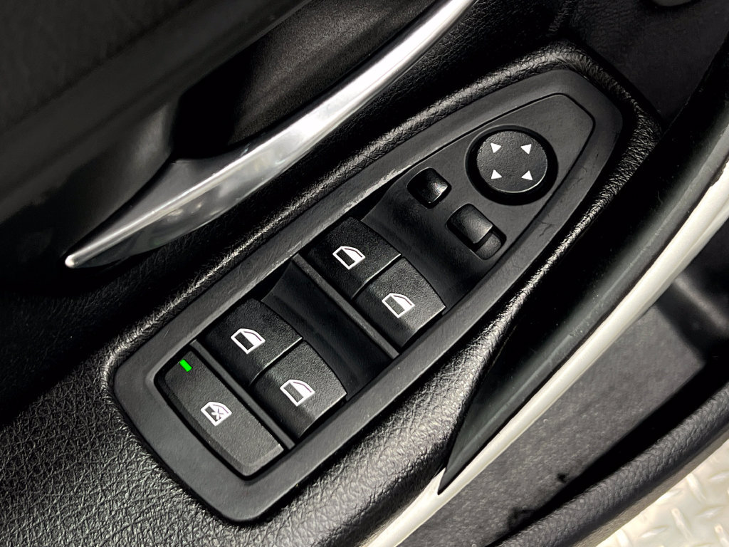Used 2013 BMW 328i xDrive Sedan AWD/4WD image 15