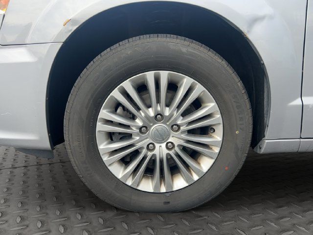Used 2015 Chrysler Town & Country Touring-L w/ Driver Convenience Group FWD image 27