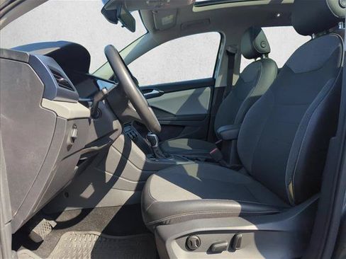 Used 2022 Volkswagen Taos SE w/ Panoramic Sunroof Package FWD image 18