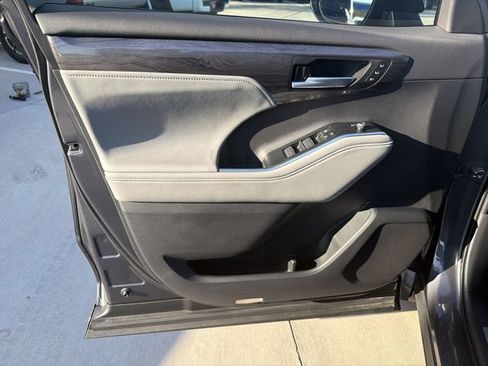 Certified 2025 Toyota Highlander Limited FWD image 9