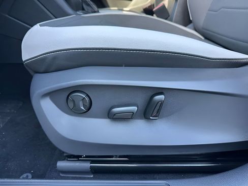 New 2026 Volkswagen Taos SE image 12