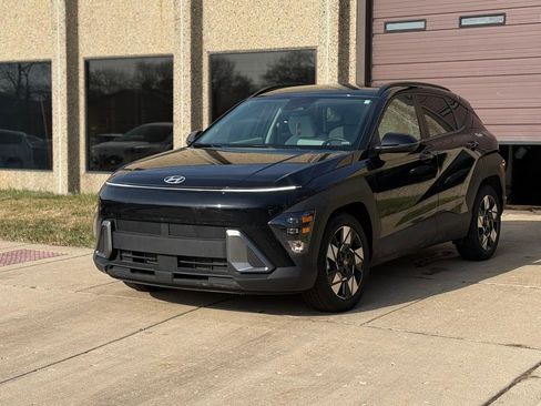Used 2025 Hyundai Kona SEL image 3