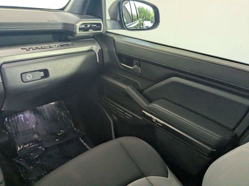Used 2025 Toyota Tacoma TRD Sport AWD/4WD image 37