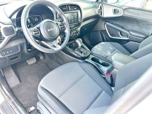 Used 2025 Kia Soul LX w/ LX Technology Package FWD image 18