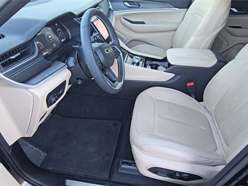 Used 2023 Jeep Grand Cherokee Limited w/ Luxury Tech Group II image 13