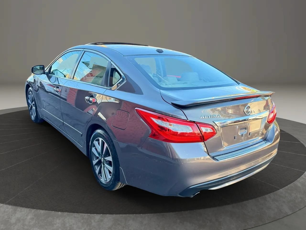 Used 2017 Nissan Altima 2.5 SL w/ 2.5 Technology Package FWD image 2
