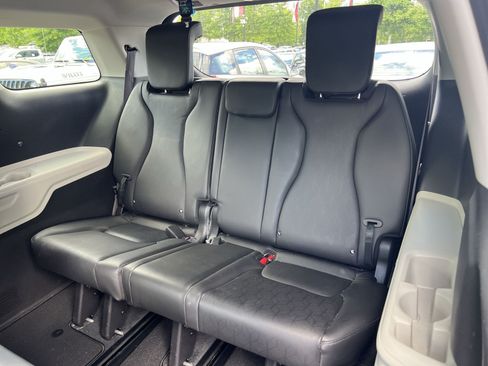 Used 2024 Kia Carnival LX FWD image 23