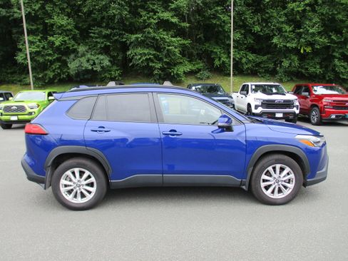 Used 2024 Toyota Corolla Cross LE AWD/4WD image 4