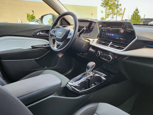 Used 2025 Chevrolet Trax LT w/ Driver Confidence Package FWD image 25