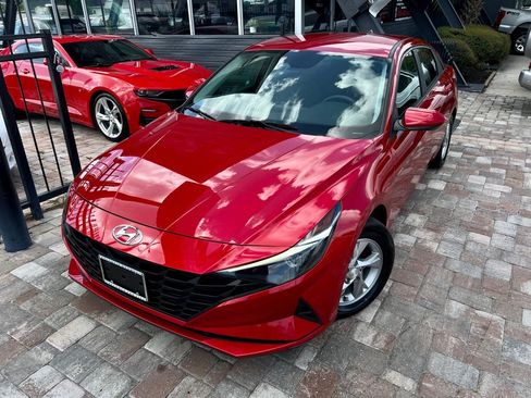 Used 2021 Hyundai Elantra SE FWD image 2