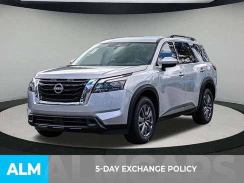 Used 2025 Nissan Pathfinder SV image 4