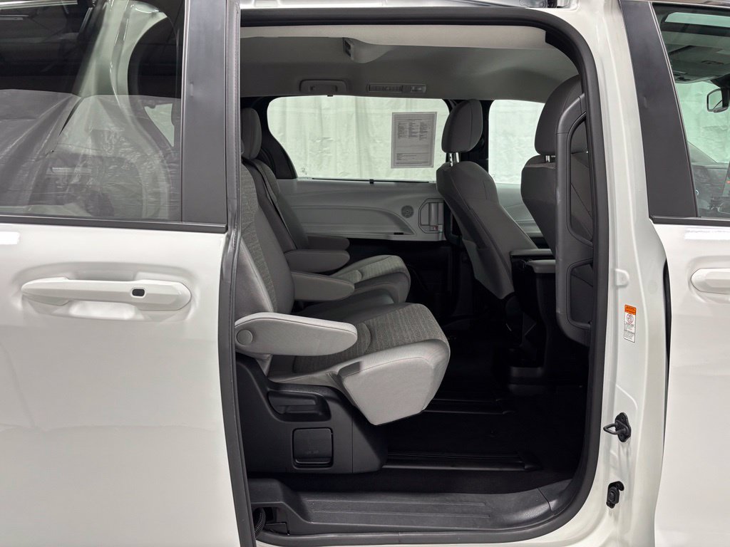 Used 2026 Toyota Sienna LE FWD image 57