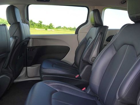 Used 2024 Chrysler Pacifica Limited FWD image 14