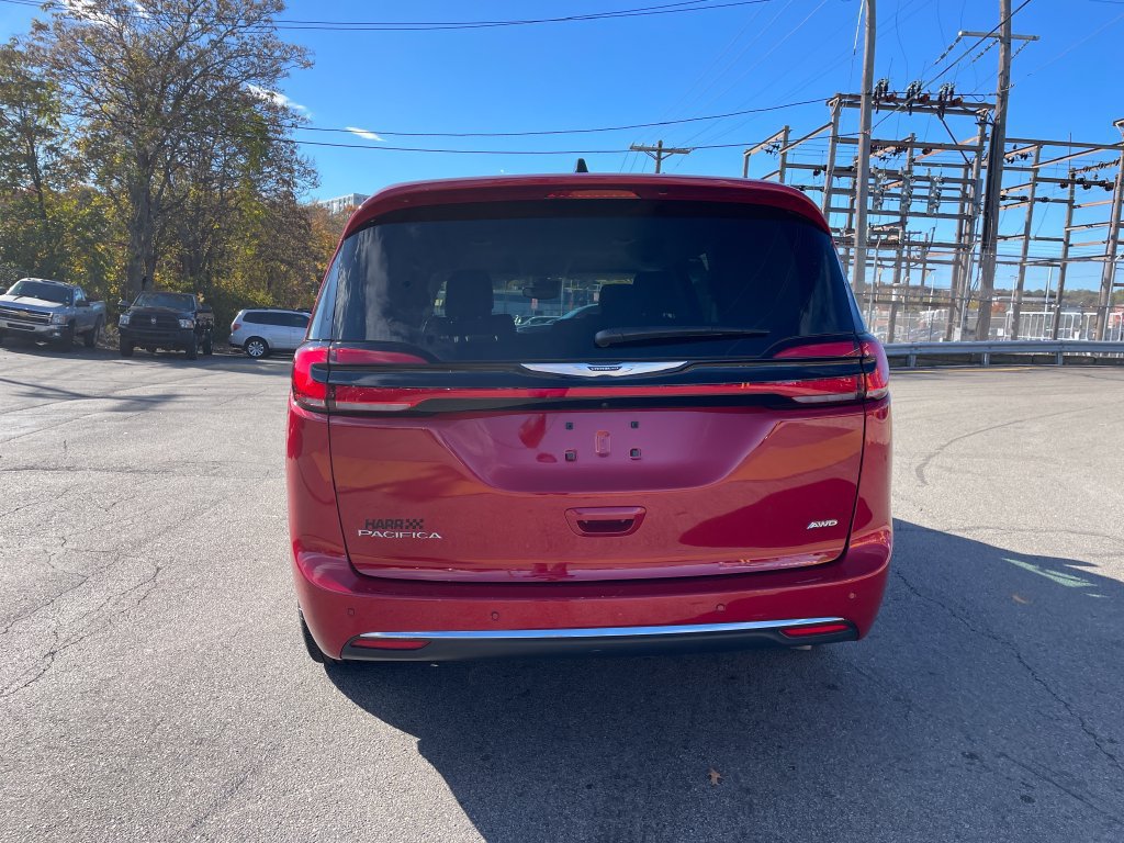 Used 2024 Chrysler Pacifica Touring-L AWD/4WD image 4