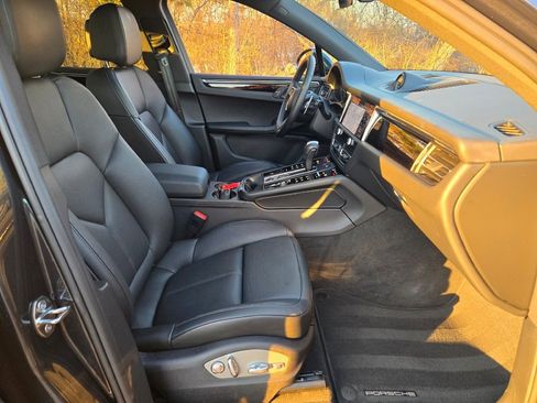 Used 2025 Porsche Macan image 35