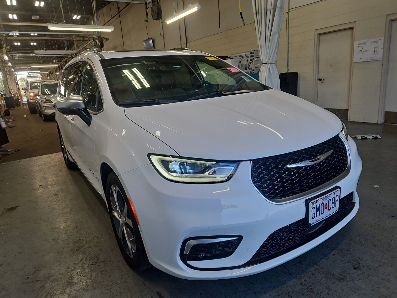 Used 2025 Chrysler Pacifica Select FWD image 2
