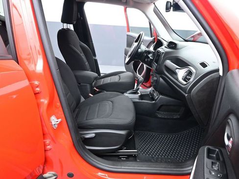 Used 2020 Jeep Renegade Latitude w/ Cold Weather Group AWD/4WD image 18