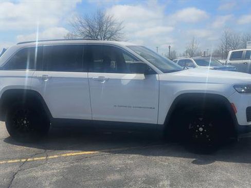 Used 2023 Jeep Grand Cherokee Laredo w/ Trailer Tow Prep Group (B) image 9