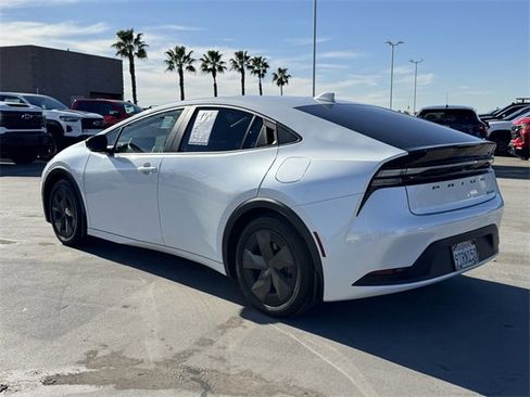 Used 2025 Toyota Prius SE image 3