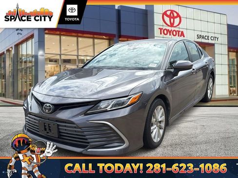 Used 2022 Toyota Camry LE image 1