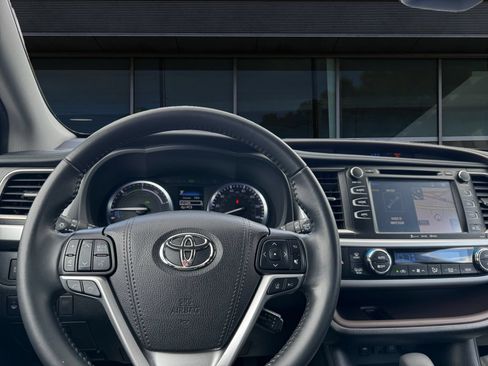 Used 2019 Toyota Highlander XLE AWD/4WD image 4