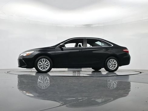 Used 2017 Toyota Camry LE FWD image 38