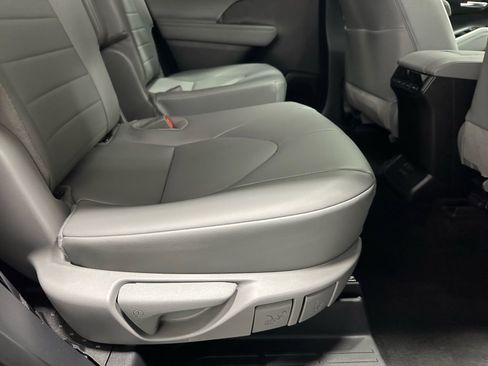 Used 2025 Toyota Highlander XLE image 56