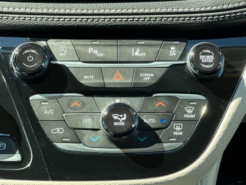 Used 2024 Chrysler Pacifica Limited FWD image 25