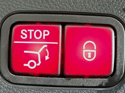 Used 2022 Mercedes-Benz GLC 300 w/ Multimedia Package Lite image 31