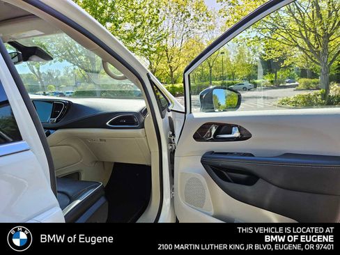 Used 2023 Chrysler Pacifica Limited FWD image 10