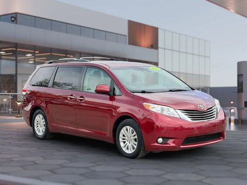 Used 2014 Toyota Sienna XLE FWD image 13