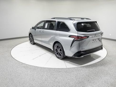Used 2021 Toyota Sienna XSE FWD image 34
