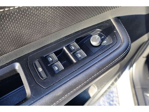 Used 2025 Volkswagen Atlas Cross Sport SE image 29