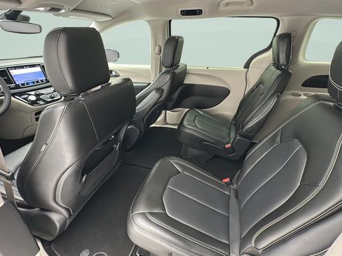 Used 2024 Chrysler Pacifica Touring-L FWD image 10