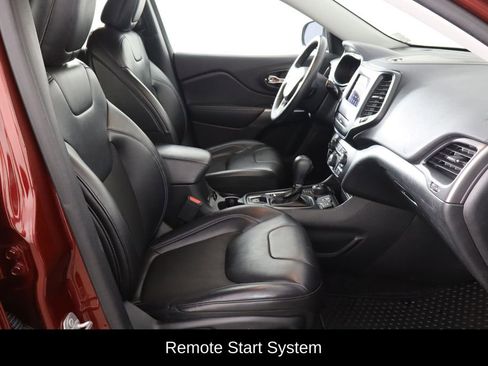 Used 2019 Jeep Cherokee Latitude Plus w/ Comfort/Convenience Group image 18