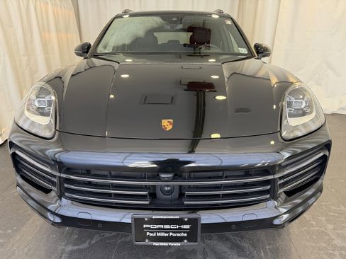 Certified 2023 Porsche Cayenne Platinum Edition image 6