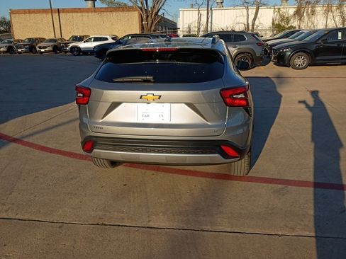 Used 2025 Chevrolet Trax LT w/ LT Convenience Package image 10