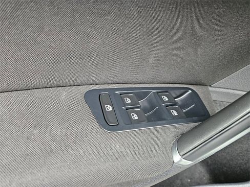 Used 2017 Volkswagen e-Golf SE w/ DC Fast Charging Package image 17