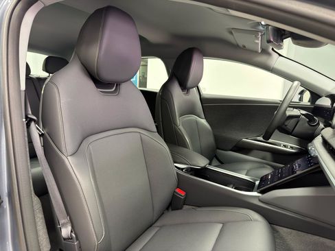 Used 2025 Lucid Air Pure RWD image 12