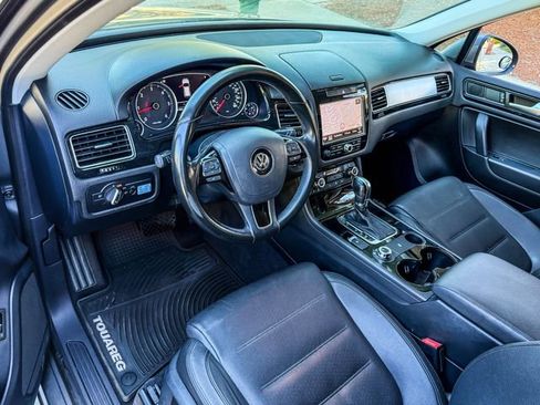 Used 2013 Volkswagen Touareg Sport image 5