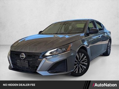 Used 2024 Nissan Altima 2.5 SV FWD image 1
