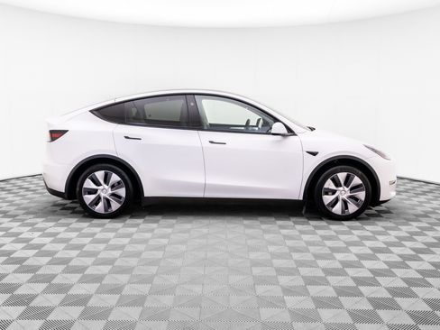 Used 2023 Tesla Model Y 2WD image 7