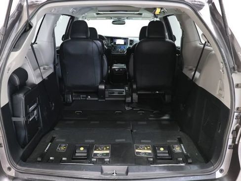 Used 2017 Toyota Sienna SE Premium FWD image 38